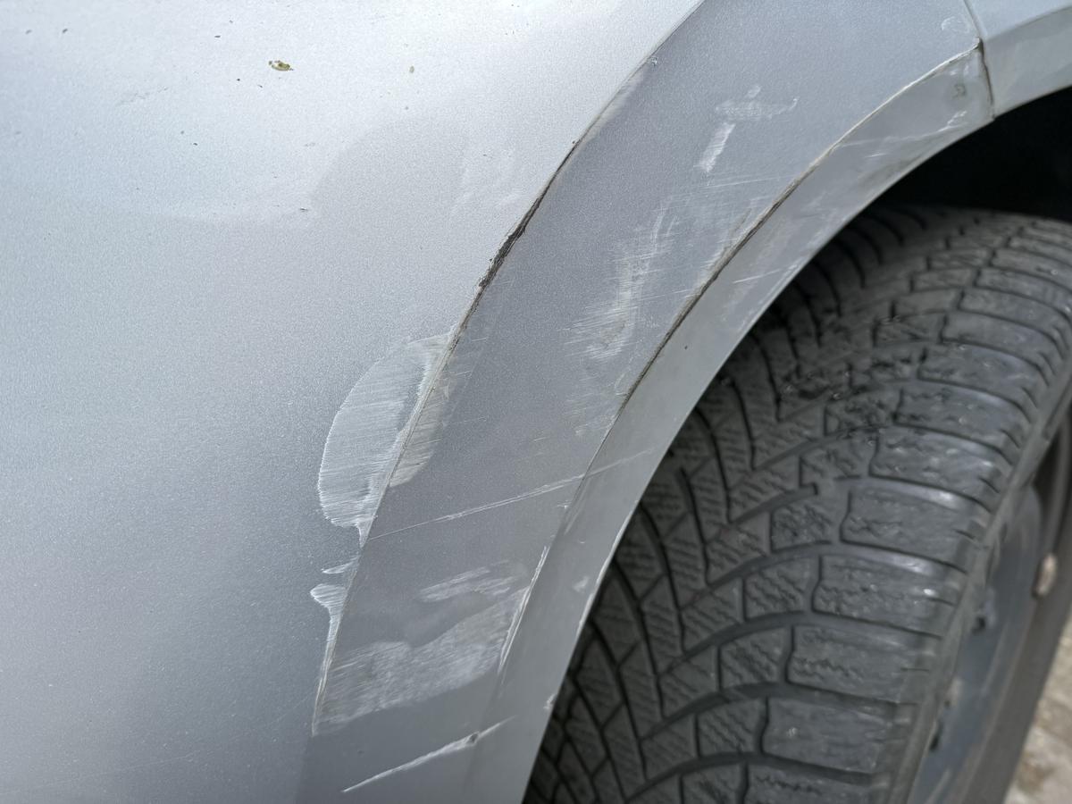 Aufnahme aus einer abgerechneten Akte: aufgeschürfte Radlaufkante vorn links an einem silbernen SUV, Schadenhöhe 3.963,21 Euro