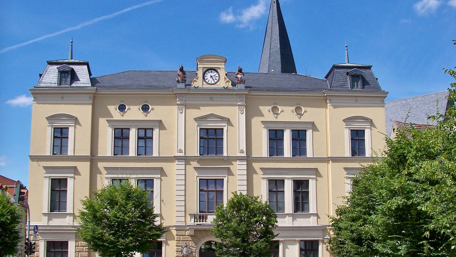 Das Rathaus am Bernburger Markt mit dem Turm der Nicolaikirche dahinter